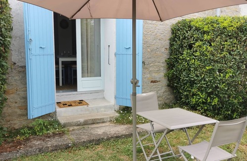 Chaille-les-Marais Appartement | FAUVETTE, Gîte 2 personnes avec Piscine chauffée, Marais Poitevin