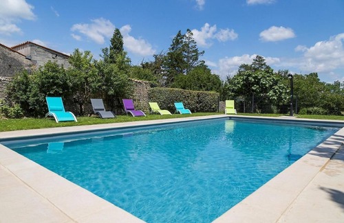 Chaille-les-Marais Appartement | FAUVETTE, Gîte 2 personnes avec Piscine chauffée, Marais Poitevin