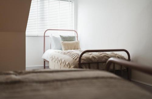 Castle Cary Appartement | Feature Stone, Stunning Apartment, 2 x King Beds and Single, Sleeps 5