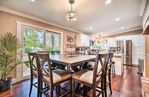 Fox River Grove Maison | Fenced Yard Fox River Grove Home, Dogs Welcome
