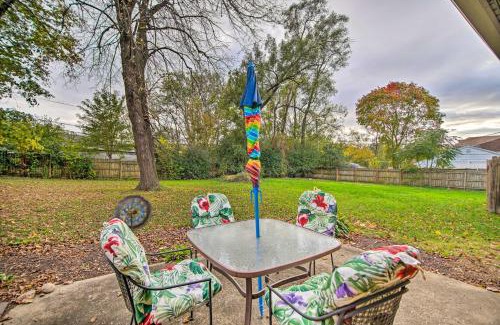 Fox River Grove Maison | Fenced Yard Fox River Grove Home, Dogs Welcome