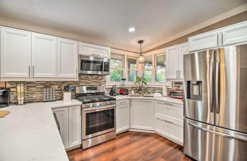 Fox River Grove Maison | Fenced Yard Fox River Grove Home, Dogs Welcome