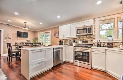 Fox River Grove Maison | Fenced Yard Fox River Grove Home, Dogs Welcome