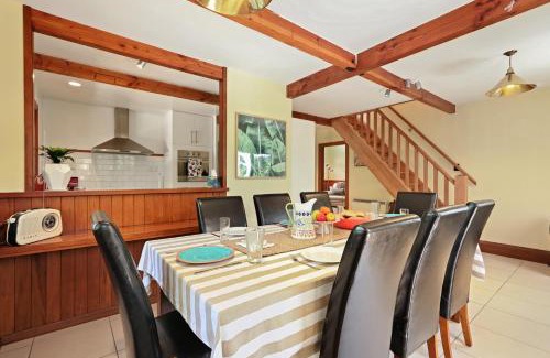 Merivale Maison | Fendalton Villa - Christchurch Holiday Home