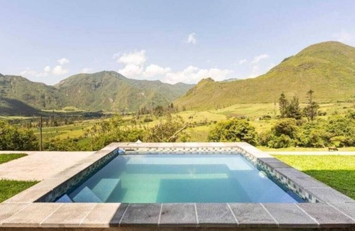 San Antonio de Pichincha Cabine | Fengari Camp Casa Ubicada en el Cráter del Volcán Pululahua