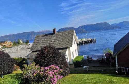 Brekke Maison | Feriehus med badestamp