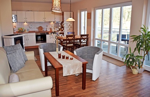 Rugen Island Appartement | Ferienappartement Abendrot mit Balkon und Kamin - Gutshaus-appartem. mit Kamin, Außenpool und tlw