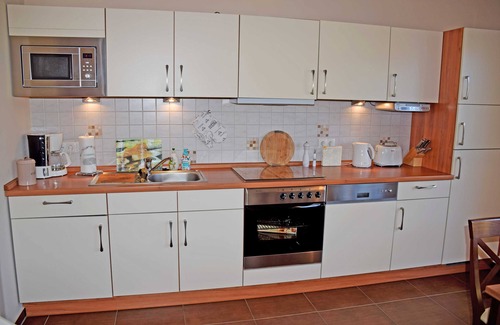 Rugen Island Appartement | Ferienappartement Abendrot mit Balkon und Kamin - Gutshaus-appartem. mit Kamin, Außenpool und tlw