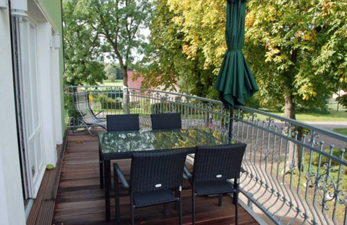 Rugen Island Appartement | Ferienappartement Abendrot mit Balkon und Kamin - Gutshaus-appartem. mit Kamin, Außenpool und tlw