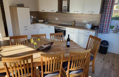 Breege Maison | Ferienhäuser Hühnergott und Kranichnest, Sauna, Kamin und Garten