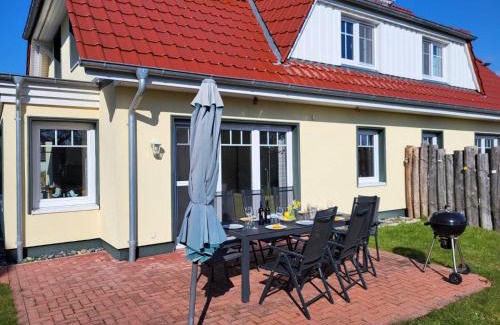 Breege Maison | Ferienhäuser Hühnergott und Kranichnest, Sauna, Kamin und Garten
