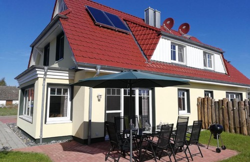 Breege Maison | Ferienhäuser Hühnergott und Kranichnest, Sauna, Kamin und Garten