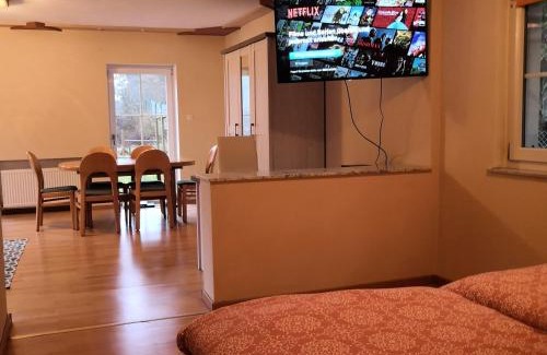 Deuerling Appartement | Ferienhaus am Bach mit großem Garten
