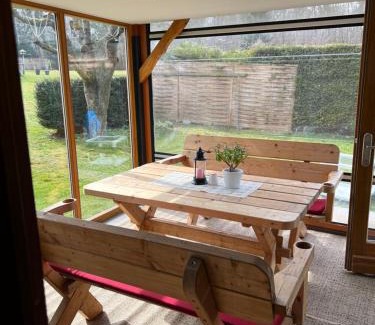 Lobervorstadt Appartement | Ferienhaus in Erfurt-gemütlich-sonnig-Küche-Bad-Garten-Parken-Pool-Sauna-WLAN-CaroGrün