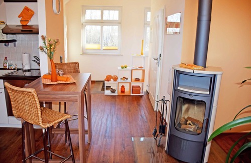 Rugen Island Appartement | Maison de vacances arc en ciel avec cheminée et terrasse - appartements de manoir avec cheminée, sauna et piscine extérieure