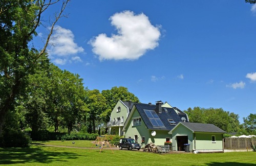 Rugen Island Appartement | Maison de vacances arc en ciel avec cheminée et terrasse - appartements de manoir avec cheminée, sauna et piscine extérieure
