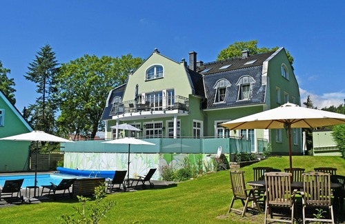 Rugen Island Appartement | Maison de vacances arc en ciel avec cheminée et terrasse - appartements de manoir avec cheminée, sauna et piscine extérieure