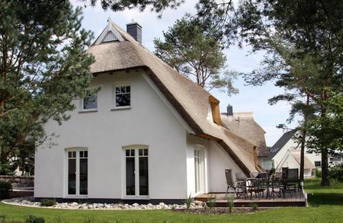 Trassenheide Maison | Ferienhaus Rubin mit Sauna und Kamin, Reetdachhaus am Walde