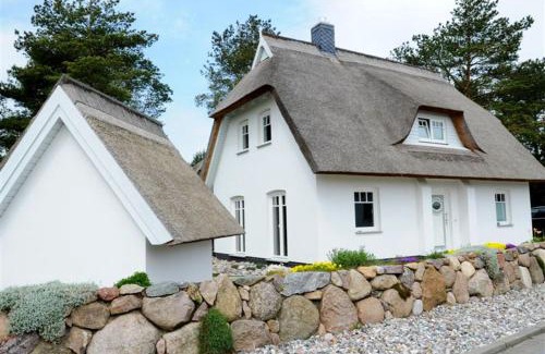 Trassenheide Maison | Ferienhaus Rubin mit Sauna und Kamin, Reetdachhaus am Walde