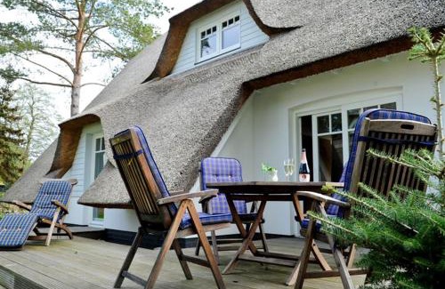 Trassenheide Maison | Ferienhaus Rubin mit Sauna und Kamin, Reetdachhaus am Walde