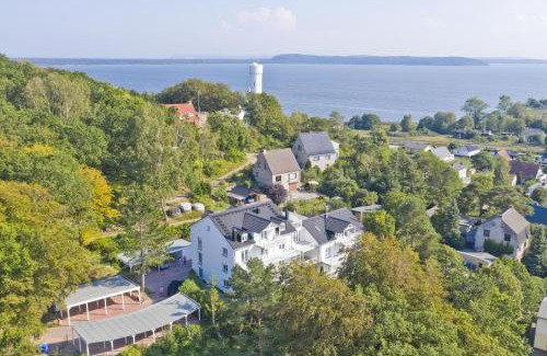 Lietzow Appartement | Ferienresidenz Zwei Bodden FeWo2-8 - Balkon, Sauna, Kamin
