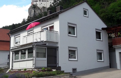 Riedenburg Appartement | Ferienwohnung im 1. Stock mit Balkon und Überdachter Terrasse