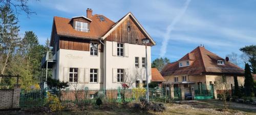 Kienwerder Appartement | Ferienwohnung 2OG am Waldfriedhof