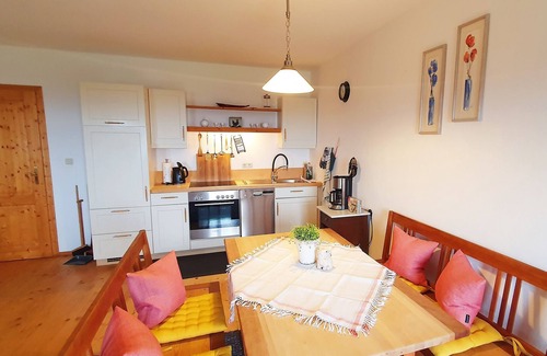 Frasdorf Appartement | Ferienwohnung 57m², 1. Stock, Eigener Eingang, 2 Balkone, 1 Schlafzimmer, TV