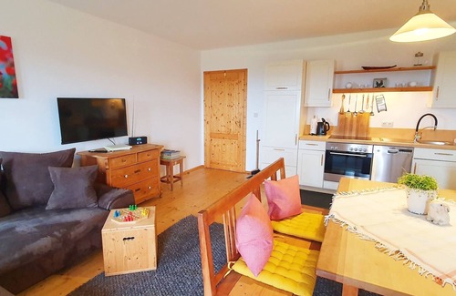 Frasdorf Appartement | Ferienwohnung 57m², 1. Stock, Eigener Eingang, 2 Balkone, 1 Schlafzimmer, TV