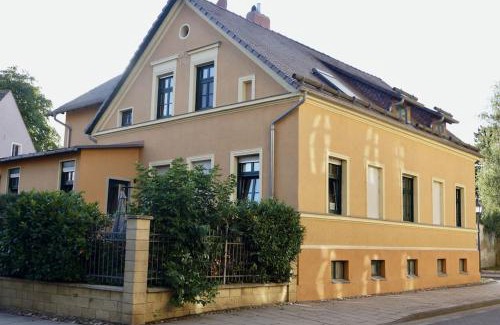 Barby Appartement | "Ferienwohnung am Schloss" - Ferienwohnung mit Blick auf das Barbyer Schloss, 5 Gehminuten bis zur Elbe