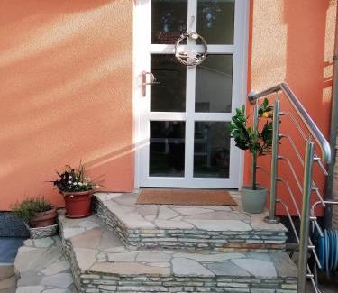 Cottbus Appartement | Ferienwohnung Am Waldesrand - Garten, Terrasse, Grill, Luftkühler, Massagesessel, Kinderspielecke, Spielekonsole