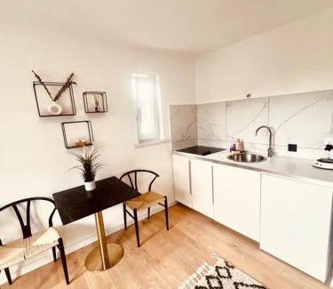 Homburg Appartement | Ferienwohnung an der Uniklinik mit eigener Küche und renoviertem Badezimmer
