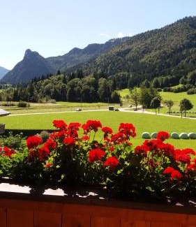 Unterammergau Appartement | Ferienwohnung Bergblick für 10 Personen