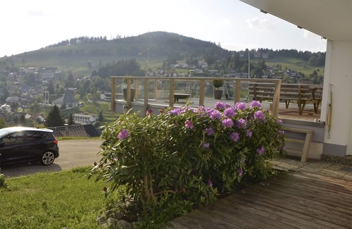 Todtnauberg Appartement | Ferienwohnung Bergnescht 2 Typ B, 50qm, ein Schlafzimmer, ein Wohn-/Schlafzimmer, Küche und Kachelofen
