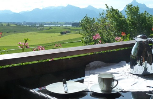 Hopferau Appartement | Ferienwohnung Bergpanorama - Hopfenseeblick, 2 Schlafräume, Balkon, I. Stock