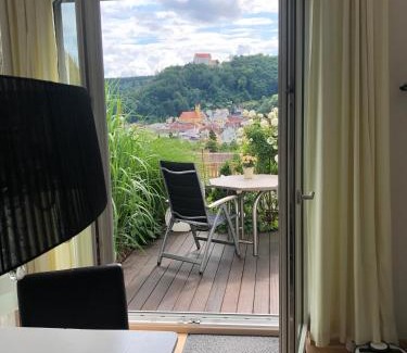 Riedenburg Appartement | Ferienwohnung Burgenblick mit Blick auf Riedenburg