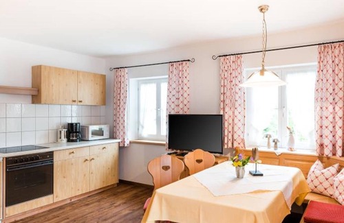 Vorderhindelang Appartement | Ferienwohnung - Café Mali - Ferienwohnung mit Südbalkon