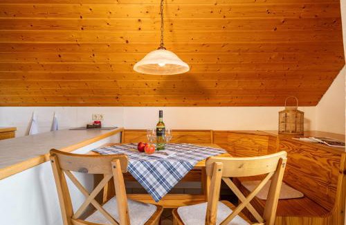 Rothkreuz Appartement | Ferienwohnung Hahn
