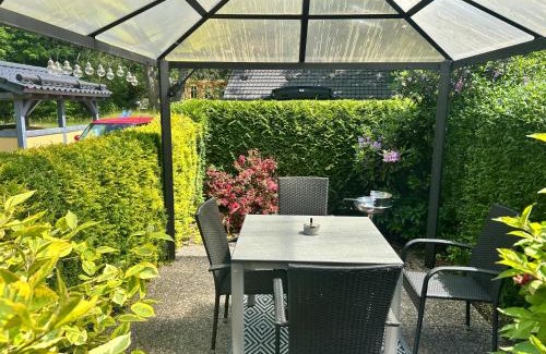 Gablenz Appartement | Ferienwohnung im Gutshof Direkt gegenüber dem Schloss, Rhododendronpark mit Terrasse und WLAN
