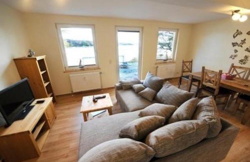 Neukloster Appartement | Ferienwohnung im Landschaftsschutzgebiet, mit Dachzimmer und Terrasse zum See mit hauseigenem Bade-Steg