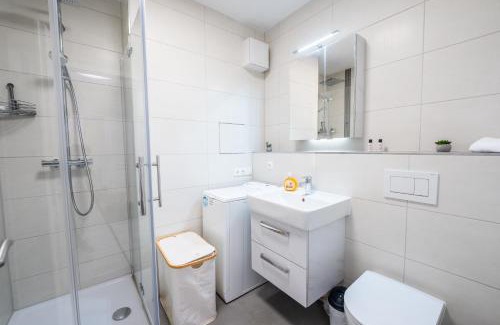 Gera Appartement | Ferienwohnung in Gera Lisa, Sehr ruhige Lage, Blick ins Grüne, Hochwertig renoviert, WLAN und Parkplatz GRATIS