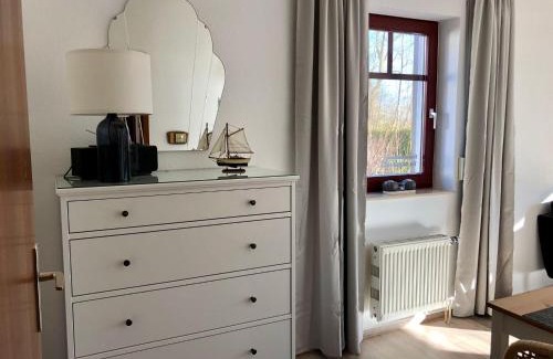 Gustow Appartement | Ferienwohnung-Klaus-Stoertebeker-mit-Sonnenterrasse-Garten-zwischen-Strand-Wald-und-Wiese