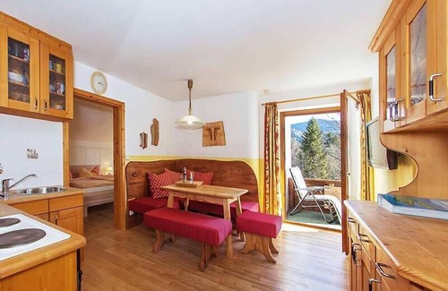 Groissenbach Appartement | Ferienwohnung Loferau 4 - 47 m² für 2-3 Personen, 1 Schlafzimmer, Wohnküche mit Sitzgruppe und Süd-Balkon