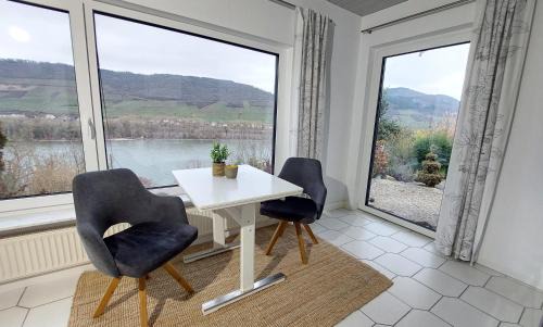 Mainz-Bingen Appartement | Ferienwohnung Märchenhain mit 2 Bädern und Rheinblick