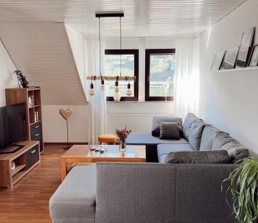 Oberfell Appartement | Ferienwohnung Moselflair mit direktem Blick auf die Mosel und Weinberge