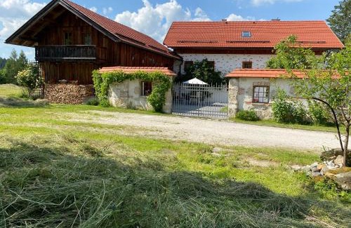 Regau Appartement | Ferienwohnung nähe Attersee - Traunsee LEHNER IM WALD charmantes Bauernhaus in Alleinlage