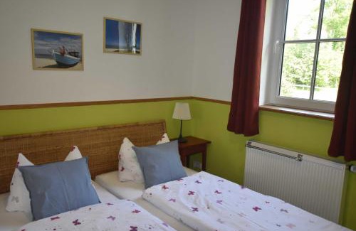 Blowatz Appartement | Ferienwohnung OG im roten Haus am Ostsee Radweg OVS 103