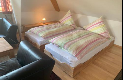 Altenwalde Appartement | Ferienwohnung Raffael 100 qm, 2 große Betten im Wohnzimmer