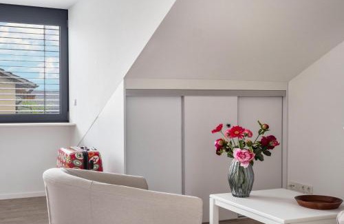 Petershausen-West Appartement | Ferienwohnung Rosenrot am See