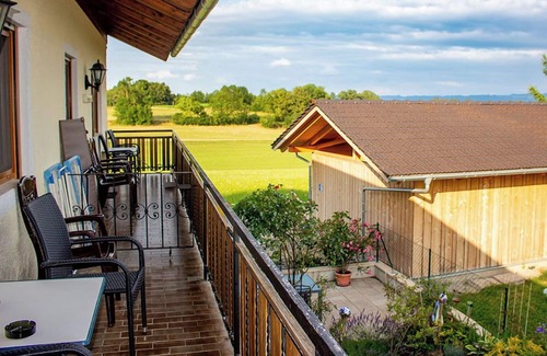 Kirchanschoring Appartement | Ferienwohnung Staufen, 50 qm, 2 Schlafzimmer, 4 Personen, Nichtraucher, Balkon mit Bergblick, Obergeschoß